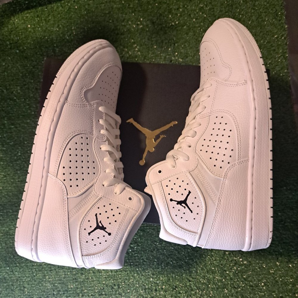 MICHAEL JORDAN  JUMPMANS MENS SIZE 10.5 WHITE